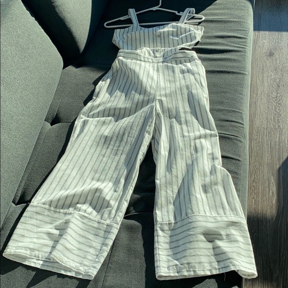 Lost and wander: White with blue strips